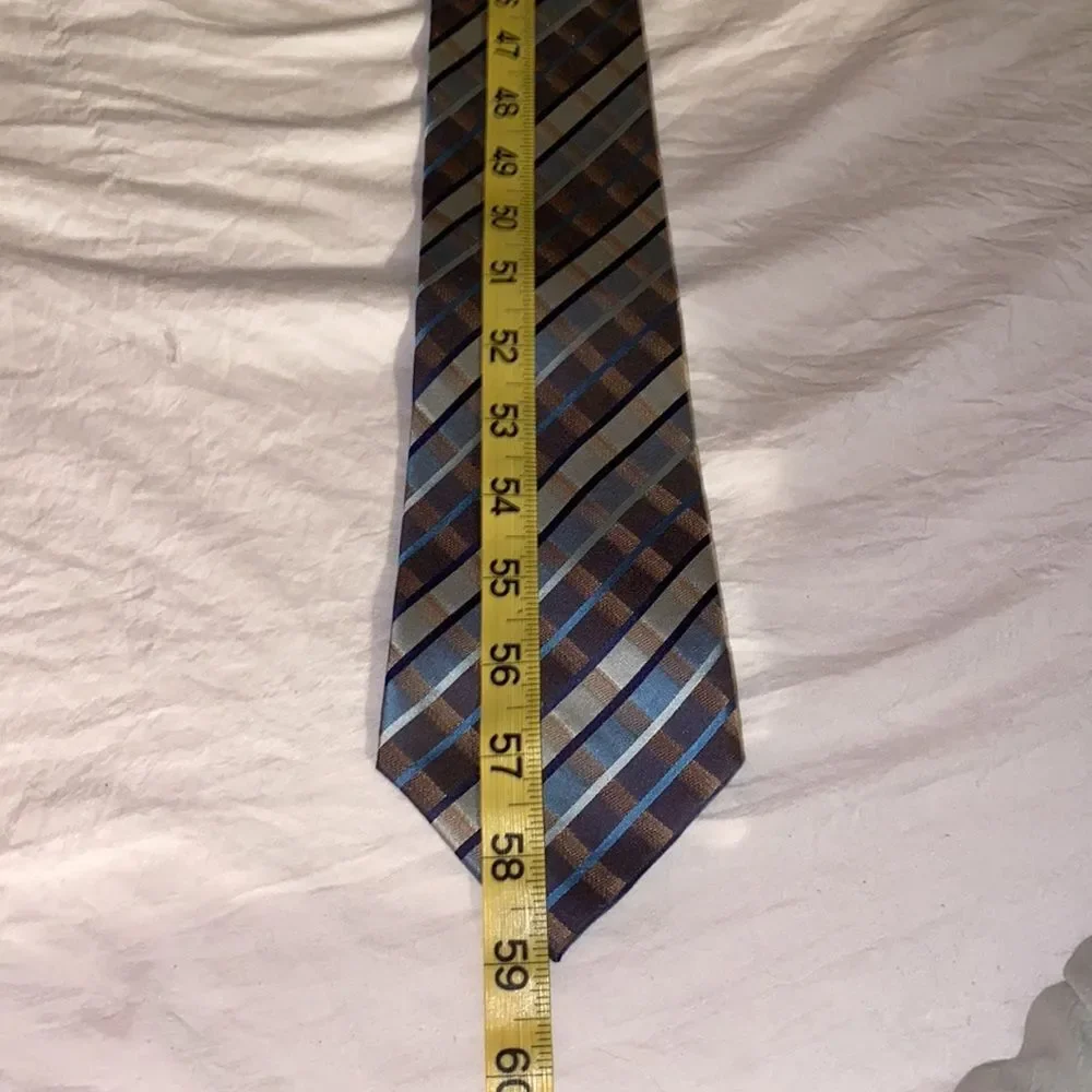 Van Heusen men’s neck Tie Stain resistant handmade 100% silk.